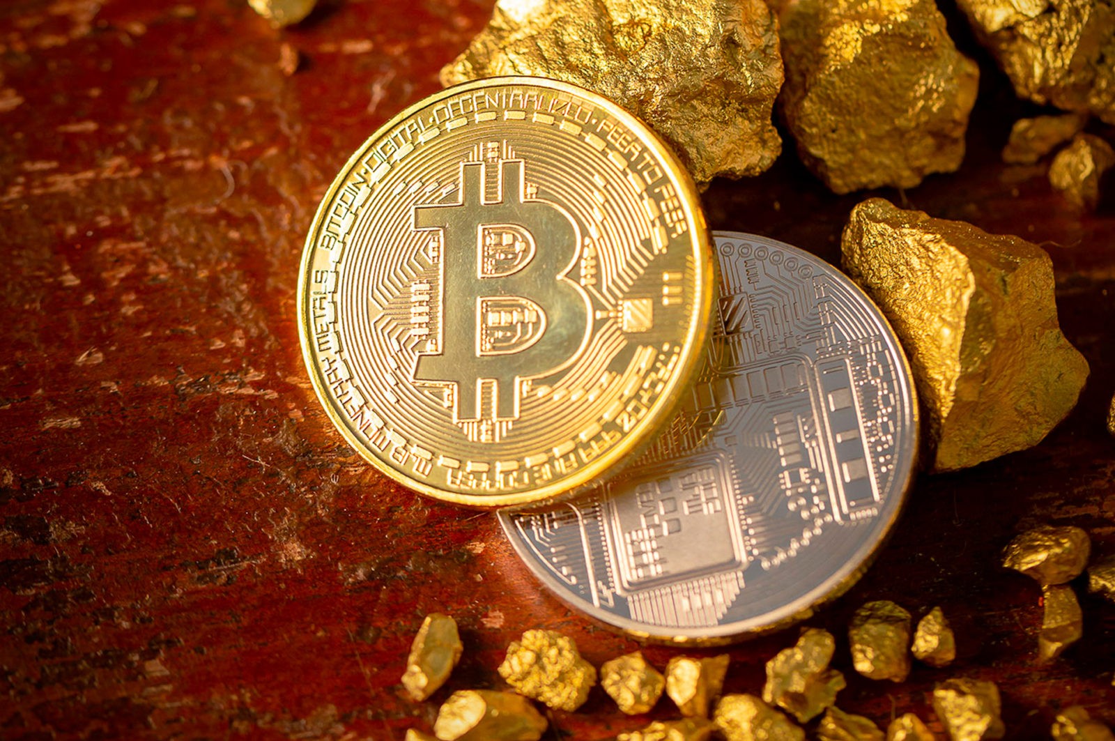 Photo montrant un bitcoin et de l'or