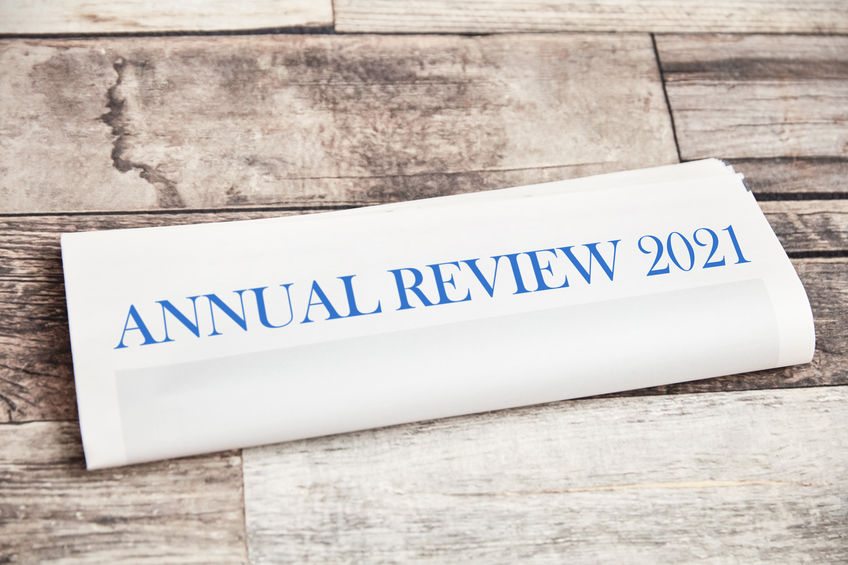 Photo fictive d'un journal indiquant "Annual Review 2021"