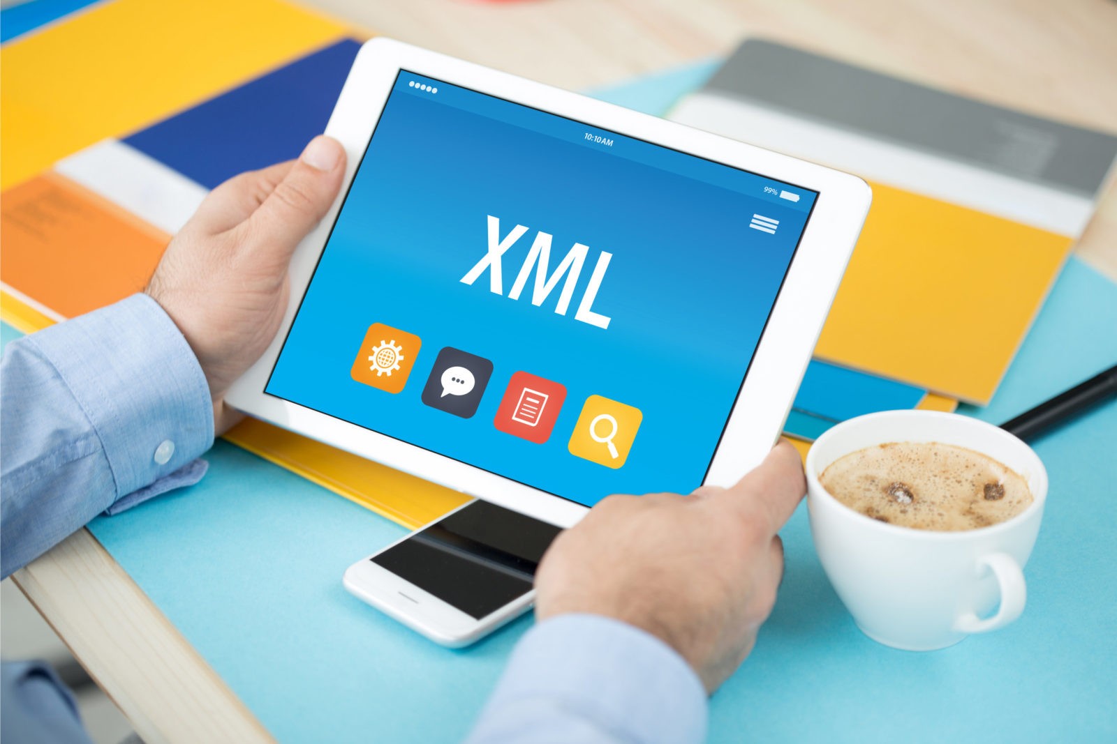 Photo montrant une personne tenant une tablette qui affiche "XML"