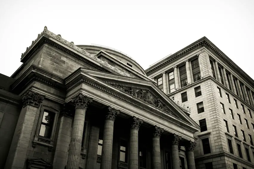 Photo en noir et blanc d'une institution bancaire